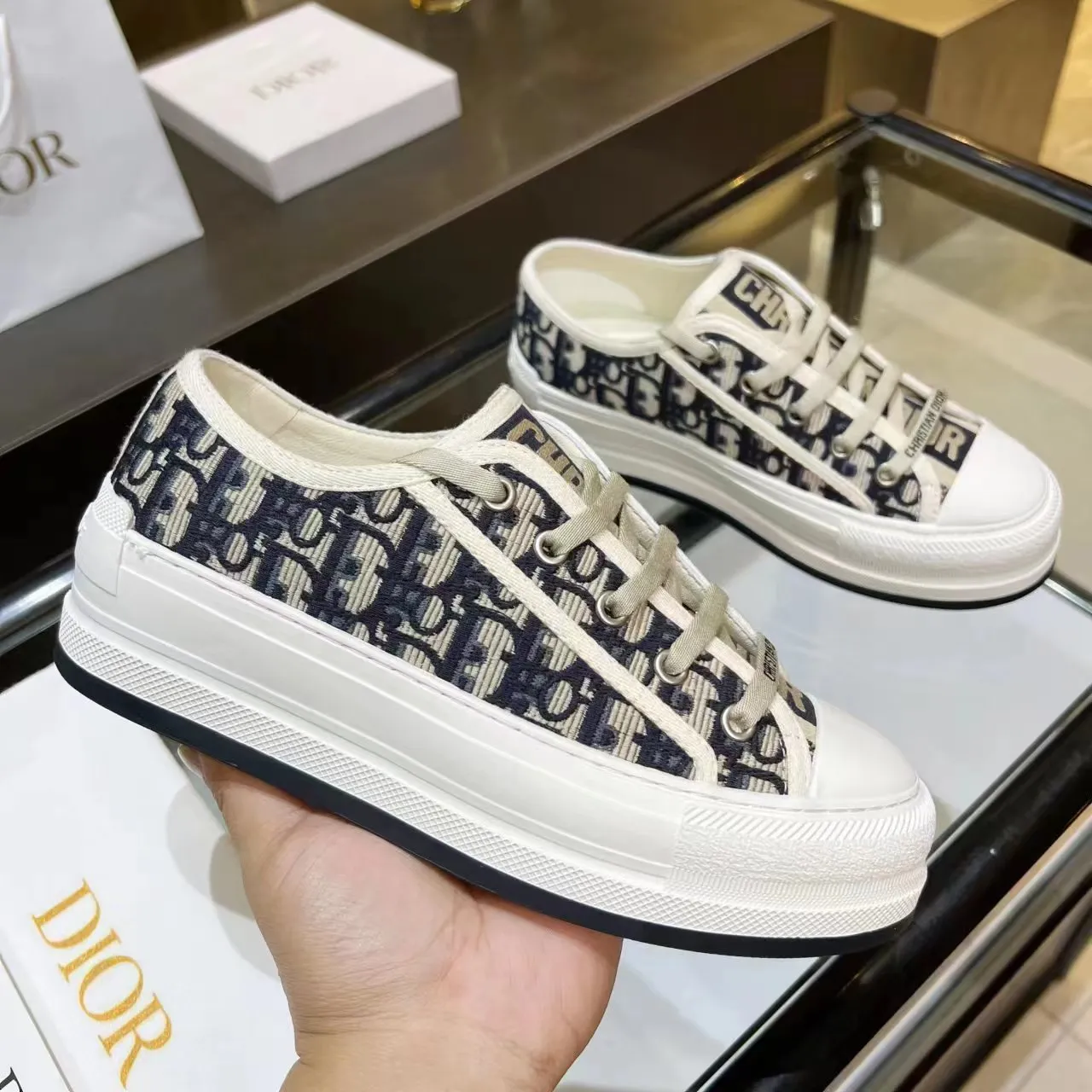 P520👟👟, Dijia's popular presbyopic thick-soled embroidery, the goddess model Dior's big hit in 2023, the upper inherits the classic presbyopic series, sheepskin lining, cowhide feet, rubber outsole is lightweight, the outsole is 5cm thick, allowing you to instantly grow your legs, super versatile, a must-have. Code number: 35-41 (34, 41, 42 can be customized) Tiger head series, black, gray, pink and blue, four colors